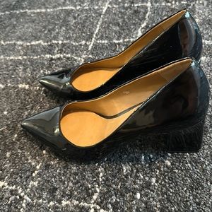 Sleek business shoes- square heel